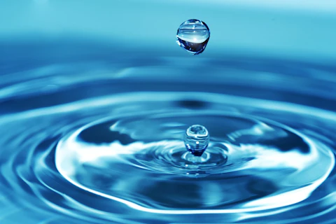 Kropla opadająca na powierzchnię wody.